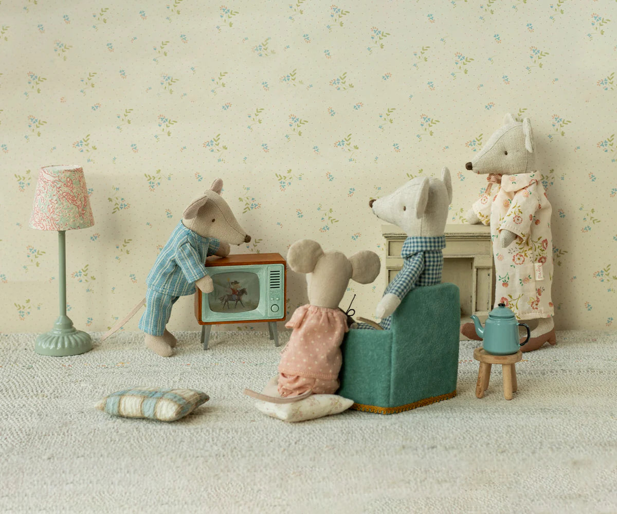 Szene mit einer Maileg-Maus-Familie, die sich in Pyjamas vor dem Fernseher versammlet haben.
