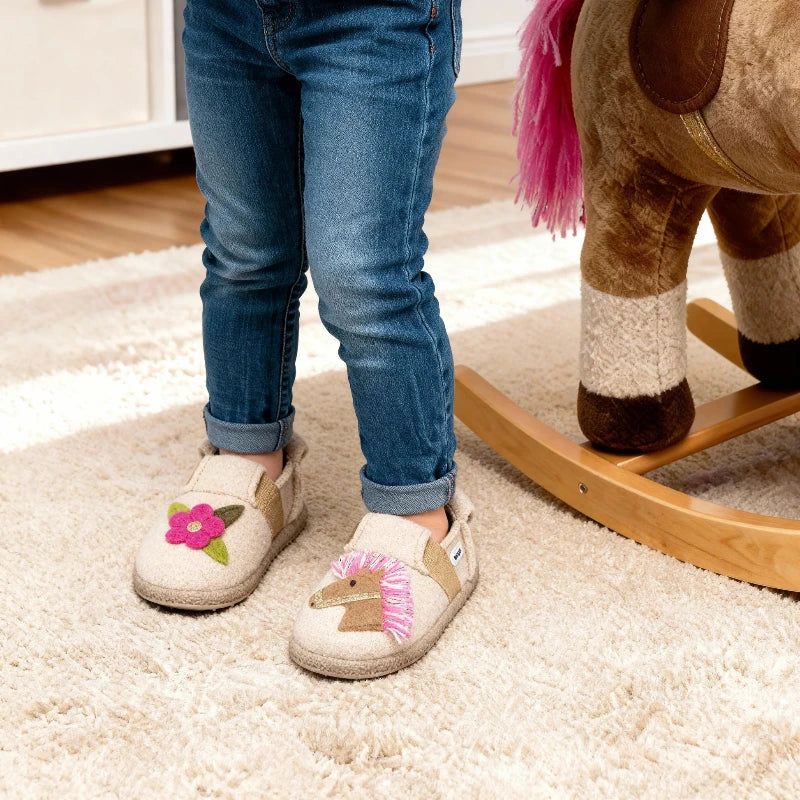 Nanga Little Horse Kinderhausschuh aus warmer Walkwolle mit flexiblem Einstieg