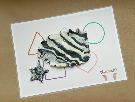 Noonchi Organics Bio-Knete – Farbe: Suzy the Zebra grey