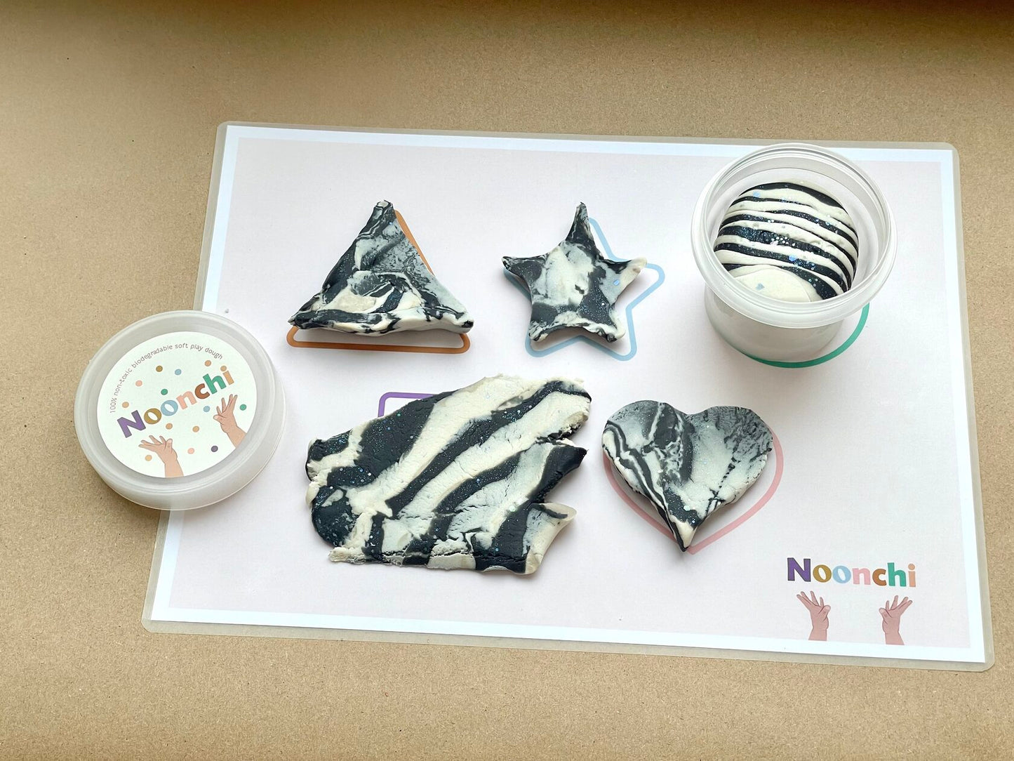 Noonchi Organics Bio-Knete – Farbe: Suzy the Zebra grey