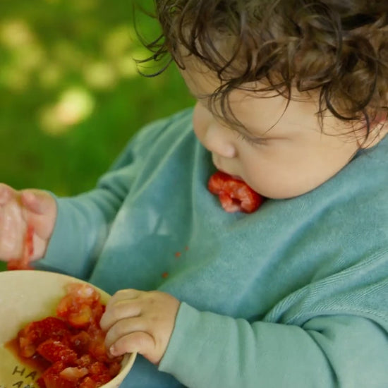 Minimalistisches Baby Lätzchen ohne Print mit Ärmeln und Nässeschutz - Video