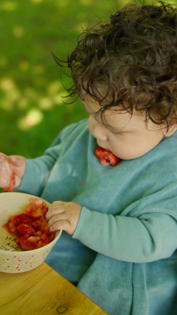Minimalistisches Baby Lätzchen ohne Print mit Ärmeln und Nässeschutz - Video