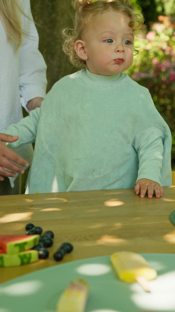 Mitwachsendes unifarbenes Kinder Ärmellätzchen Boo Matcha Milk bei Dreikäsehoch