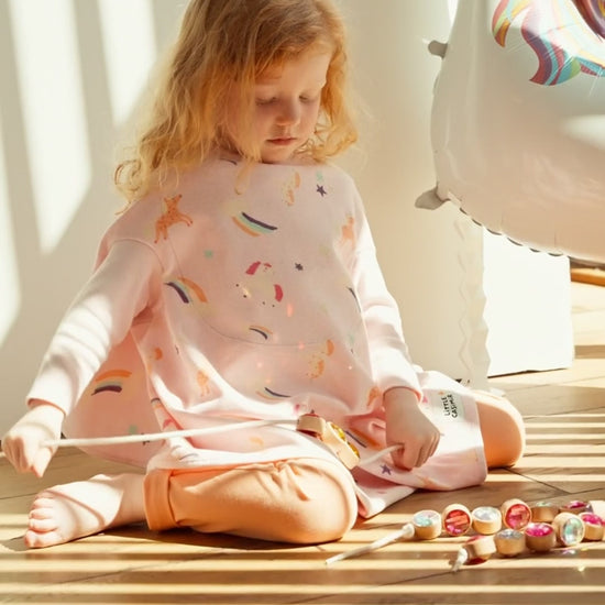 Baby Lätzchen mit Ärmeln und Regenbogen-Motiv aus Bio-Frottee