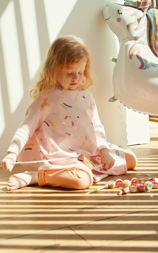 Baby Lätzchen mit Ärmeln und Regenbogen-Motiv aus Bio-Frottee