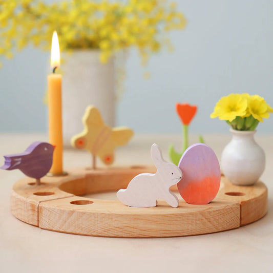 Grimm’s Oster-Deko Set Orange-Lila auf einem Festtagsring aus Holz